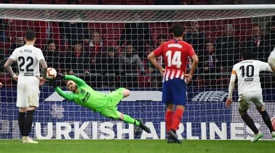 Vào! Daniel Parejo (Valencia) sút bóng vào góc trái khung thành, vượt qua tầm với của Jan Oblak dù thủ môn đã đổ người hết cỡ.