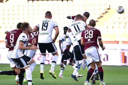 Vào! Bóng được treo vào vòng cấm từ quả phạt góc và tìm đến đầu của Nicolas N'Koulou (Torino), người đã nhảy cao nhất và thử vận may với một cú đánh đầu từ gần chấm phạt đền. Pha dứt điểm có đủ lực và đủ chính xác để đi vào sát mé trong cột dọc bên trái. Tỉ số của trận đấu đã được cập nhật: 1:0.