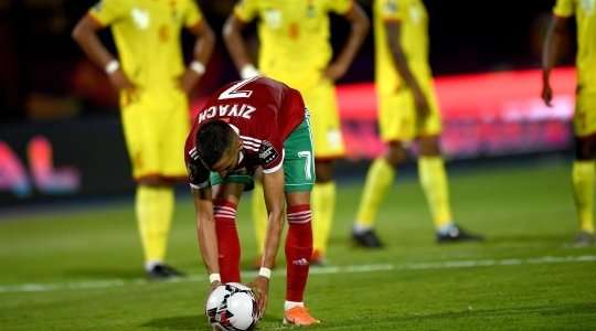Hakim Ziyech (Ma Rốc) lãnh trách nhiệm thực hiện quả phạt đền và anh đang chuẩn bị bóng.