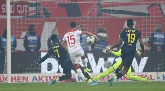 Erik Thommy (Dusseldorf) nhận một đường chuyền sát thủ, đặt anh vào thế đối mặt với thủ môn và anh đã bình tĩnh đưa bóng vào lưới.