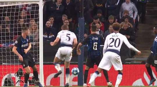Jan Vertonghen (Tottenham) đón một đường chuyền bổng vào trong vòng cấm, nhưng cú đánh đầu của anh đã đi chệch về phía bên phải mục tiêu.