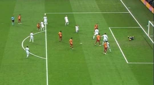 Garry Rodrigues (Galatasaray) xâm nhập vòng cấm trước khi nhận một đường chuyền tuyệt vời của đồng đội và tung một cú sút chuẩn xác để đánh bại thủ môn. Quả bóng bay vào góc thấp bên trái khung thành.