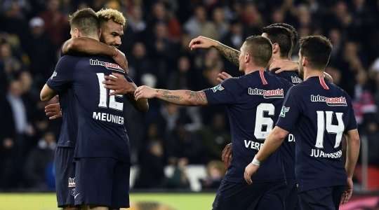 Vào! Maxim Choupo-Moting thể hiện nhãn quan tuyệt vời của mình với đường chuyền sắc sảo cho Thomas Meunier (Paris SG), người đã rất bình tĩnh sút bóng vào góc phải phía dưới. Tỉ số là 3:0.