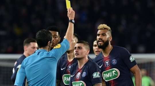Marco Verratti (Paris SG) tắc bóng như một cỗ máy chém và anh có thể thở phào vì trọng tài chỉ rút ra một chiếc thẻ vàng.