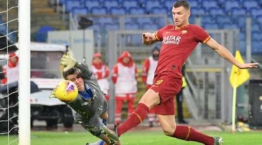 Bóng đi trúng một hậu vệ và dội đến chân của Edin Dzeko (AS Roma), người tung một cú sút bồi đánh bại thủ môn, đưa bóng nằm gọn trong lưới.