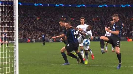 Milan Skriniar (Inter) phung phí một cơ hội ghi bàn nguy hiểm. Anh ấy đón một quả tạt tốt trong vòng 5m50, nhưng lại sút bóng đi vọt xà ngang.