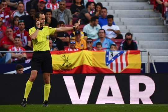 Đã có quyết định của trọng tài sau khi tham khảo hệ thống VAR. Sẽ không có penalty cho Valladolid vì trọng tài cho rằng tình huống cản phá vừa rồi là hợp lệ!