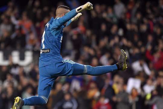 Vào! Một đường chuyền ngang đơn giản của Kevin Gameiro đưa bóng đến chân Rodrigo (Valencia) bên trong vòng cấm, anh chỉnh lại tư thế và quất chân đưa bóng vào góc thấp bên trái khung thành. Tỉ số là 1:0.