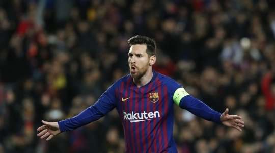 Vào! Lionel Messi (Barcelona) giành chiến thắng trên chấm phạt đền bằng một cú sút không thể cản phá, vượt qua tầm với của thủ môn Mathieu Gorgelin vào chính giữa khung thành.
