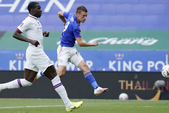 Jamie Vardy (Leicester) tung cú sút sau khi anh nhận đường chuyền tốt từ đồng đội. Pha dứt điểm của anh ấy từ rìa vòng cấm đi chệch cột dọc bên phải trong gang tấc.