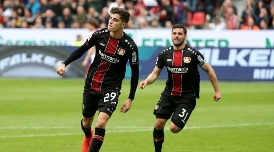 VÀO! Kai Havertz (Bayer Leverkusen) nhận bóng ở một vị trí ngay trước mặt khung thành, và chắc chắn là anh sẽ không thể bỏ lỡ những cơ hội như thế này. Cú sút của cầu thủ này đi đập cột dọc bên trái vào lưới. Tỉ số là 2:1.