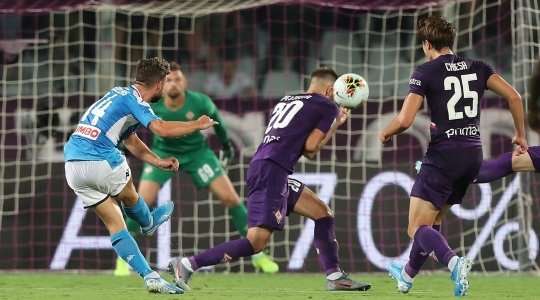 Dries Mertens (Napoli) đột phá qua hàng phòng ngự đối phương và ghi một bàn thắng xuất sắc từ ngoài vòng cấm: cú sút của anh đi đúng vào mép trong cột dọc bên phải!