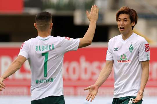 Vào! Yuya Osako (Werder Bremen) đã có mặt đúng lúc đúng chỗ để lấy bóng bật ra trong vòng cấm, và anh ấy sút bóng đi chìm vào phía trong cột dọc bên trái. Tỉ số là 0:2.