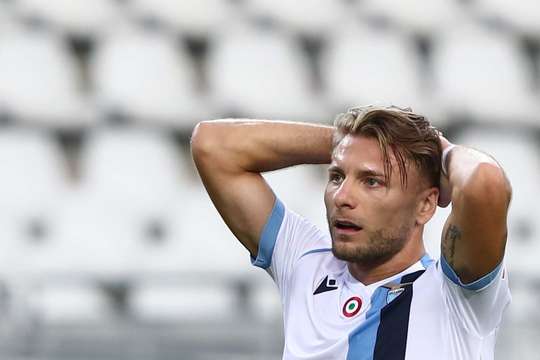 Ciro Immobile (Lazio) tạo khoảng trống cho mình để nhận một đường chuyền tại rìa vòng cấm và tung cú sút tốt đi vọt xa trong gang tấc.