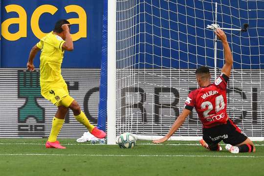Carlos Bacca (Villarreal) nhận một đường chuyền thú vị bên trong vòng cấm và anh sút bóng lọt qua thủ môn vào lưới. Một pha dứt điểm xuất sắc!