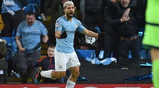 Vào! Một đường chuyền ngang đơn giản của Raheem Sterling đưa bóng đến chân Sergio Aguero (Manchester City) bên trong vòng cấm, anh chỉnh lại tư thế và quất chân đưa bóng vào góc thấp bên phải khung thành. Tỉ số là 2:0.