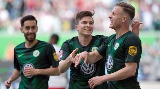 Vào! Daniel Ginczek (Wolfsburg) đã có mặt đúng lúc đúng chỗ để lấy bóng bật ra trong vòng cấm, và anh ấy sút bóng đi chìm vào chính giữa mành lưới. Tỉ số là 5:0.