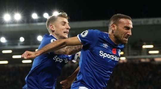 Đó là một bàn thắng! Tỉ số được nâng lên 1:1. Cenk Tosun (Everton) nhảy lên cao nhất để đón quả tạt hoàn hảo từ Lucas Digne và tung một cú đánh đầu từ cự li gần vào góc trái phía dưới. Thủ môn Paulo Gazzaniga đã hoàn toàn bó tay.