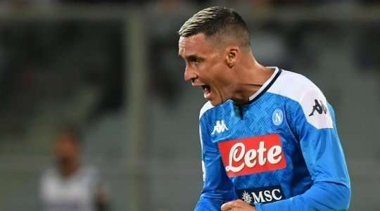 Jose Callejon (Napoli) ghi bàn! Anh ấy đón một đường chuyền của đồng đội và tung một cú sút hoàn hảo từ rìa vòng cấm, đi vào phía trong cột dọc bên trái khung thành, vượt quá tầm với của thủ môn.