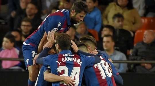 Thật không may chút nào! Carlos Soler (Valencia) nỗ lực phá bóng từ quả phạt góc của đối phương nhưng cú sút hụt của anh đã đưa bóng đi thẳng vào nóc lưới khung thành đội nhà! Có lẽ anh sẽ không dám xem lại tình huống này trên tivi vào ngày mai.