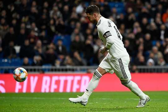 Vào! Sergio Ramos (Real Madrid) tinh quái dừng lại một nhịp trước khi sút, chờ cho thủ môn Gorka Iraizoz đổ người trước khi bình tĩnh đưa bóng vào chính giữa khung thành.