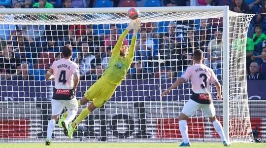 Jose Campana (Levante) tung một cú sút thẳng từ quả đá phạt ở một vị trí rất nguy hiểm. Bóng đi về phía góc cao bên phải, nhưng thủ môn vẫn phản ứng đủ nhanh để từ chối nỗ lực của anh. Levante sẽ thực hiện một quả phạt góc.