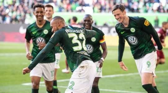 Marcel Tisserand (Wolfsburg) đang ăn mừng một bàn thắng đẹp mắt! Cầu thủ này chiến thắng trong pha không chiến và đánh đầu quả đá phạt vào góc trái cầu môn. 2:0!