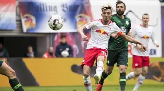 Một pha dứt điểm xuất sắc! Kevin Kampl (RB Leipzig) khống chế gọn gàng đường chuyền từ Nordi Mukiele tại rìa vòng cấm, sau đó, anh tung một cú sút căng vào phía bên trái khung thành. Tỉ số là 1:0.