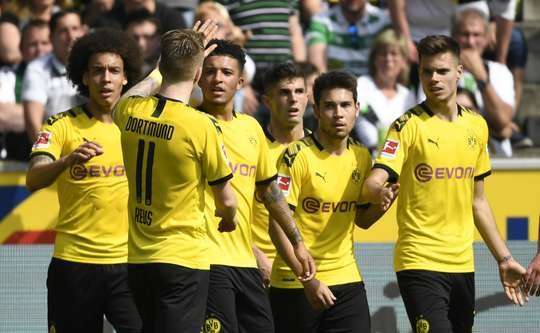 Vào! Jadon Sancho (Dortmund) đã có mặt đúng lúc đúng chỗ để lấy bóng bật ra trong vòng cấm, và anh ấy sút bóng vào nóc lưới. Tỉ số là 0:1.