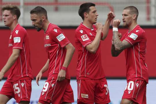 Robert Andrich (Union Berlin) thoát xuống sau đường chuyền từ Anthony Ujah, anh lao vào vòng cấm và tung cú sút như búa bổ về phía góc cao khung thành trong tư thế đối mặt với thủ môn.