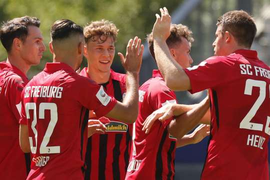 Gian-Luca Waldschmidt (Freiburg) ghi một bàn thắng cho riêng mình!! Anh nhận bóng trong tư thế đối mặt với thủ môn và dứt điểm kỹ thuật, đưa bóng vào gọn trong góc trái khung thành!