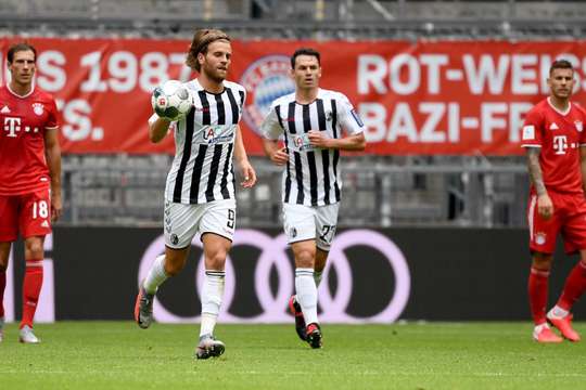 Nó đã đi vào lưới! Jonathan Schmid tung một đường chuyền đến Lucas Holer (Freiburg), và anh ấy dễ dàng đưa bóng vào lưới trống. Tỉ số là 2:1.