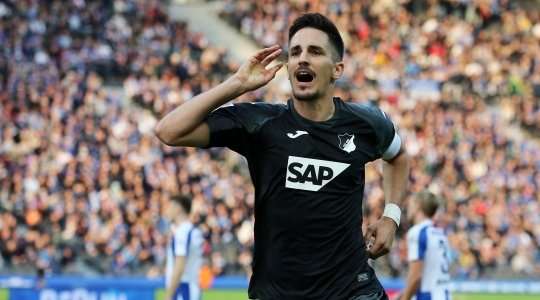 Vào! Sebastian Rudy thực hiện quả phạt góc và đưa bóng rất vừa tầm đến vị trí của Benjamini Hubner (Hoffenheim), người đã dứt điểm chuẩn xác từ gần chấm phạt đền vào góc phải khung thành. Tỉ số là 2:3.