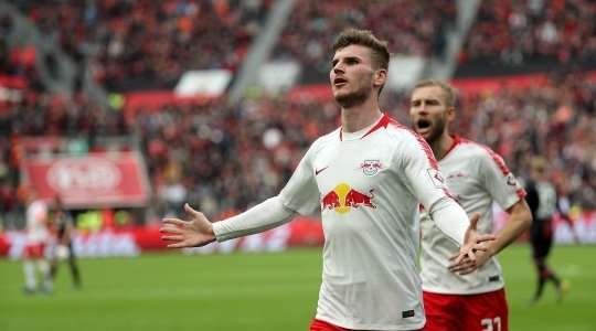 Timo Werner (RB Leipzig) nhận bóng trong vòng cấm, anh xoay trở rất nhanh nhẹn và tung cú sút chìm, găm bóng vào sát mép trong cột dọc bên phải.