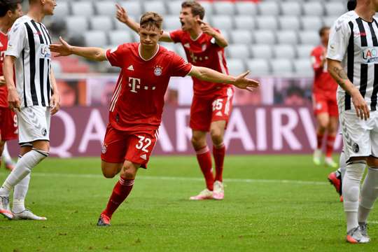 Vàooo! Robert Lewandowski là người kiến tạo với đường chuyền ngắn rất vừa tầm chạy của Joshua Kimmich (Bayern Munich), và cầu thủ này không phạm sai lầm nào với một cú sút cắm thẳng vào góc thấp bên trái khung thành để nâng tỉ số lên 1:0. Bàn thắng quá đẹp!