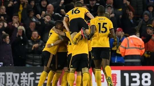 Chris Smalling (Manchester United) ghi tên mình lên bảng điện tử, nhưng đó lại là một bàn phản lưới nhà!