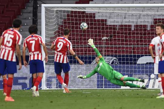 Vào! Alvaro Morata (Atl. Madrid) sút bóng vào góc cao bên trái khung thành, vượt qua tầm với của Manolo Reina dù thủ môn đã đổ người hết cỡ.