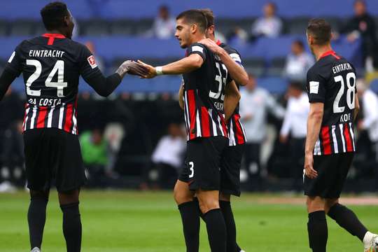 Vào - 1:0! Daichi Kamada kiến tạo cho Andre Silva (Eintracht Frankfurt) trong vòng cấm và anh ấy đưa bóng vào góc trái phía dưới và qua Alexander Nubel.