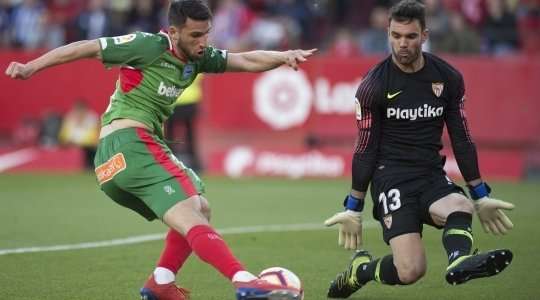 Jonathan Calleri (Alaves) đón tình huống bóng bật ra và sút. Thủ môn đã sẵn sàng và có một pha cản phá tốt. Phạt góc. Alaves sẽ có một cơ hội nguy hiểm.