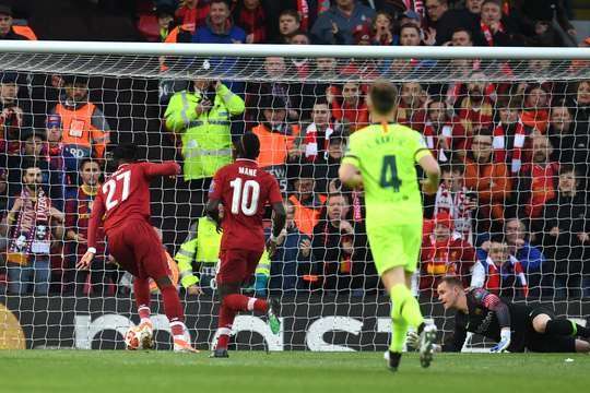 Jordan Henderson sút bóng rất đẹp, bóng chạm vào thủ môn bật ra và Divock Origi (Liverpool) ngay lập tức có mặt để ghi bàn. Tỉ số là 1:0.