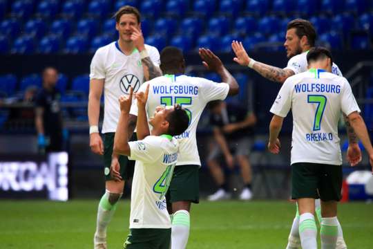 Joao Victor Santos Sa (Wolfsburg) có mặt sau một đường bóng bật ra, anh chỉnh bóng và ghi bàn với một cú sút chuẩn xác.