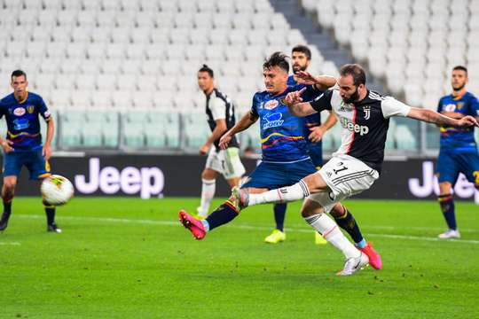 Tỉ số là 3:0! Cristiano Ronaldo chuyền bóng cho Gonzalo Higuain (Juventus) trong vòng cấm, người không bị ai kèm và sút bóng vào nóc lưới.