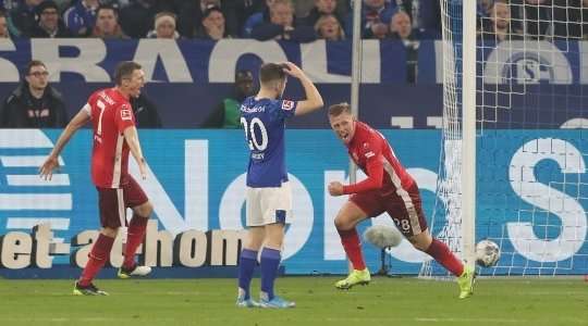 VÀO! Rouwen Hennings (Dusseldorf) nhận một đường chuyền và từ trong vòng cấm anh ấy lốp bóng qua Alexander Nubel, người đã ra khỏi vạch vôi. Một pha dứt điểm tuyệt vời! 3:3.