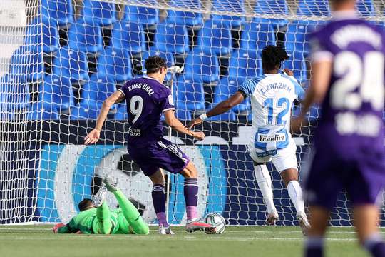 Vào! Một sai lầm từ hàng phòng ngự đã biếu không một cơ hội cho Enes Unal (Valladolid). Cầu thủ này đã rất bình tĩnh và dễ dàng đệm bóng vào lưới từ cự li gần. 0:1.