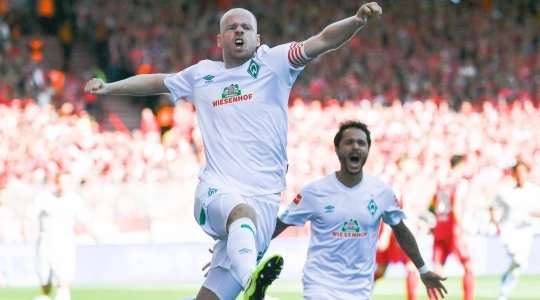 Vào! Rafal Gikiewicz đã chạm được những đầu ngón tay vào bóng sau cú sút của Davy Klaassen (Werder Bremen), nhưng chừng đó thôi không đủ ngăn trái bóng đi vào chính giữa khung thành.