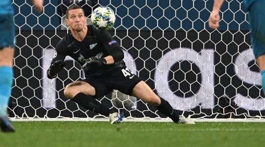 Emil Forsberg (RB Leipzig) chiến thắng trong một cuộc đua tốc độ để lấy bóng trong vòng cấm và sút rất mạnh về phía góc trái khung thành. Đó là một nỗ lực tuyệt vời, nhưng phong độ của thủ môn Mikhail Kerzhakov còn tuyệt vời hơn, thủ môn này đã dùng những đầu ngón tay của mình để đẩy bóng ra ngoài.