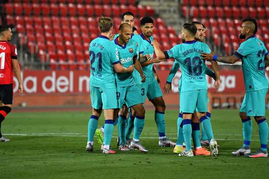 VÀO! Lionel Messi đón quả tạt trong vòng cấm và đánh đầu về phía bên kia khung thành, nơi Martin Braithwaite (Barcelona) đang ẩn nấp và cầu thủ này dễ dàng chích bóng vào lưới. 0:2.