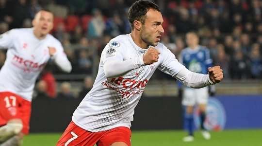 Romain Philippoteaux (Nimes) lấy bóng tại rìa vòng cấm và tung cú sút một chạm không hề do dự. Anh ấy sút bóng xuất sắc khi nó đi vào phía trong cột dọc bên phải. Có thể thực hiện tốt hơn không? Chắc chắn là không. 2:1.