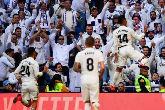 Vào! Toni Kroos dẫn bóng xuống sát đường biên ngang trước khi bất ngờ tung một đường lốp bóng vào vòng cấm. Casemiro (Real Madrid) là người bật nhảy cao nhất để đánh đầu từ cự ly gần vào góc thấp bên trái khung thành. Tỉ số là 1:0.