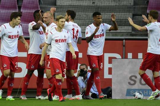 Vào! Jhon Cordoba (Köln) đã có mặt đúng lúc đúng chỗ để lấy bóng bật ra trong vòng cấm, và anh ấy sút bóng vào bên trái khung thành. Tỉ số là 1:0.